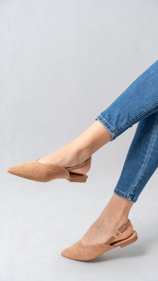 Sandales plates pour femmes à bout pointu avec bride