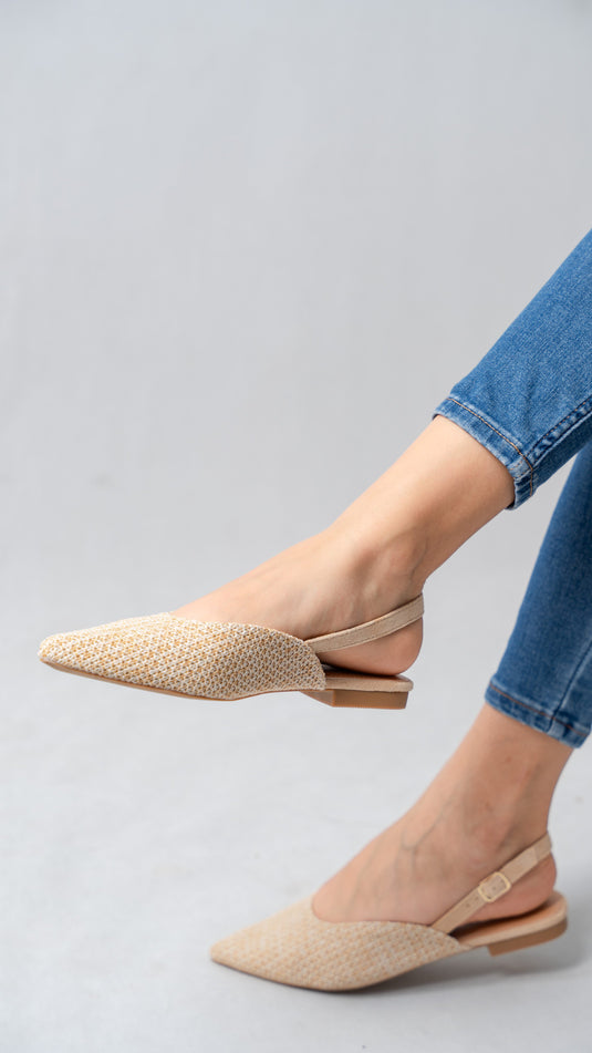 Sandales plates pour femmes à bout pointu avec bride