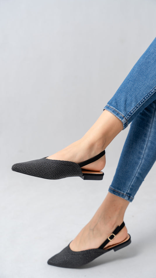 Sandales plates pour femmes à bout pointu avec bride