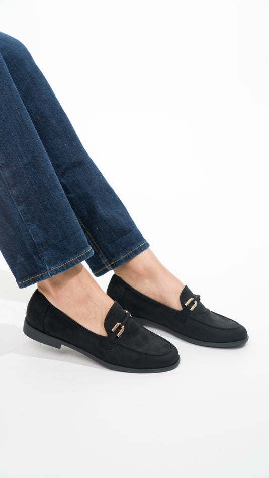 Mocassins pour femme en dain noir de la marque Manuella, chaussure élégante et confortable pour femmes.