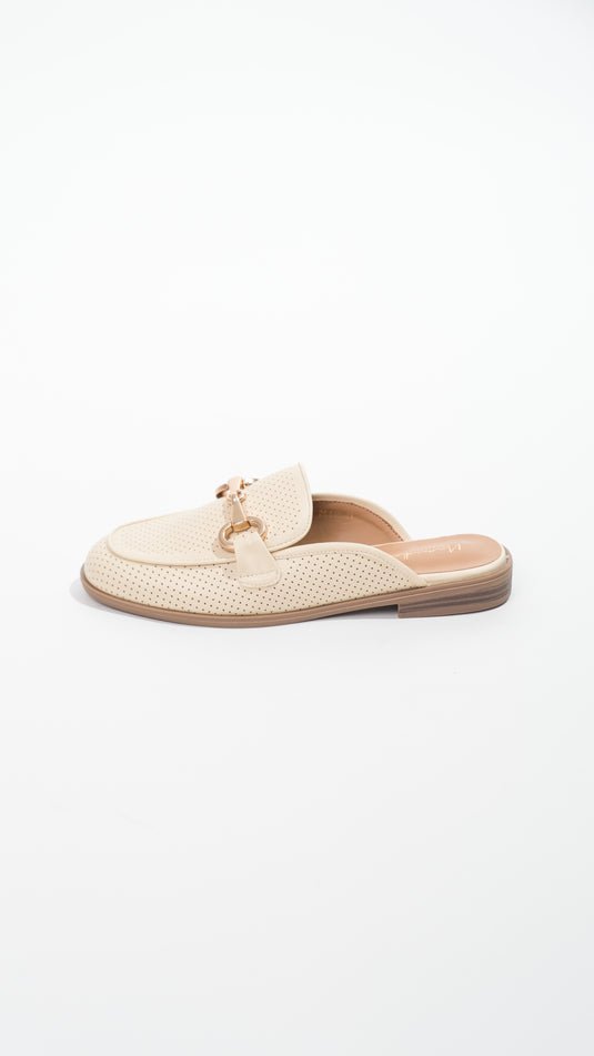 Manuella off-white mules featuring stylish buckles, showcasing a sleek design and comfortable slip-on style.