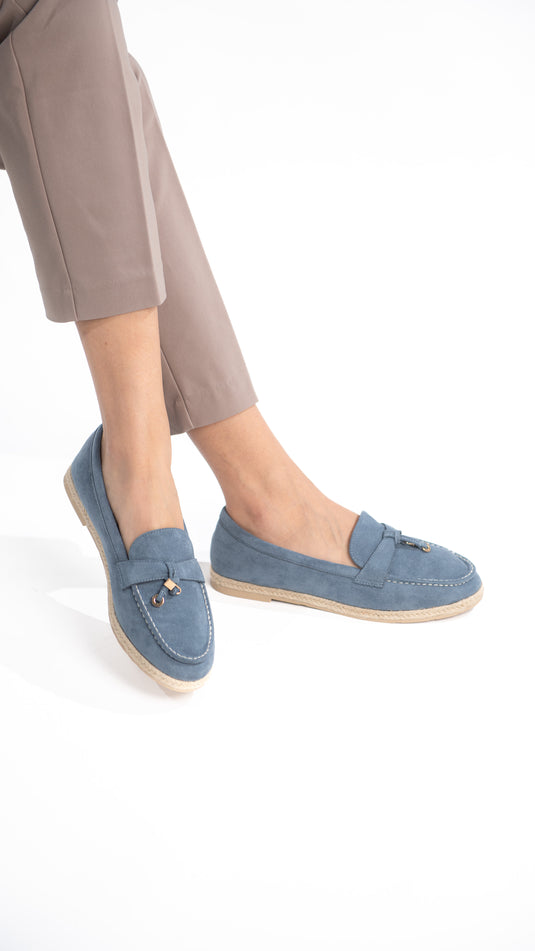 Chaussures loafer pour femme Manuella de couleur bleue, élégantes et confortables, en cuir avec semelle en caoutchouc.