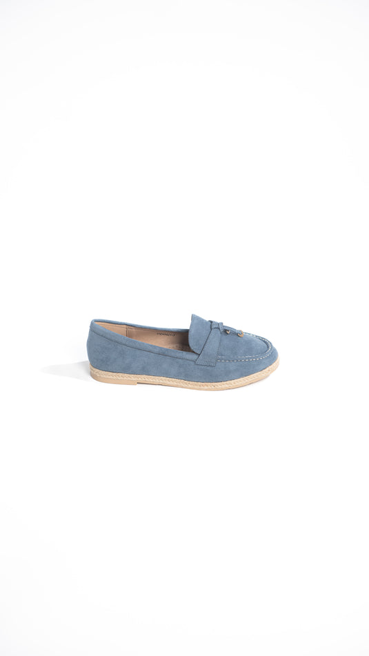 Loafer femme bleu de la marque Manuella, en cuir, avec semelle solide et design élégant pour un style décontracté.