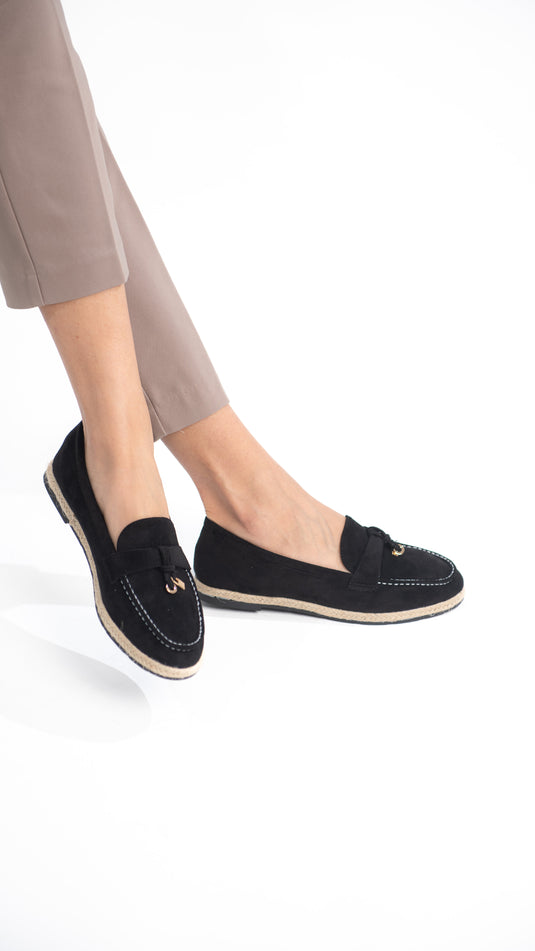 Chaussures mocassins femme Manuella en noir, élégants loafers en cuir avec semelle antidérapante, pour un style sophistiqué.