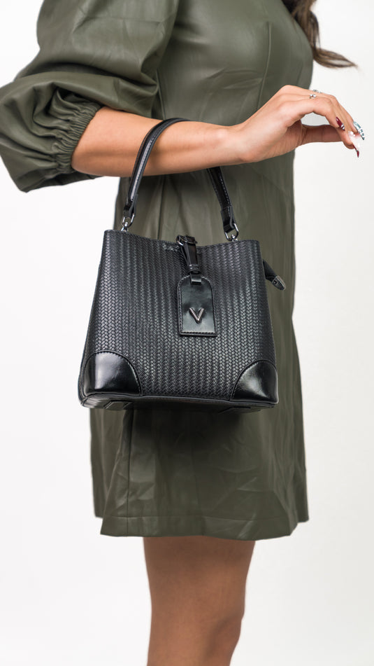 Sac à main femme Manuella de couleur noire, en cuir élégant, avec poignée et fermeture, visible en gros plan.