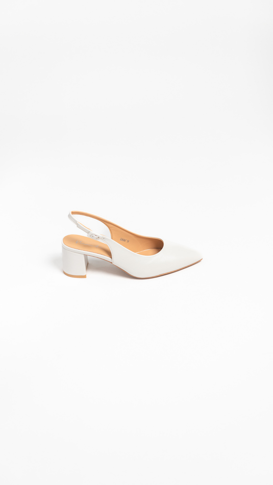 Escarpins à bout carré blanc de la marque Manuella, vue de face, en cuir avec talons élégants, pour femme.