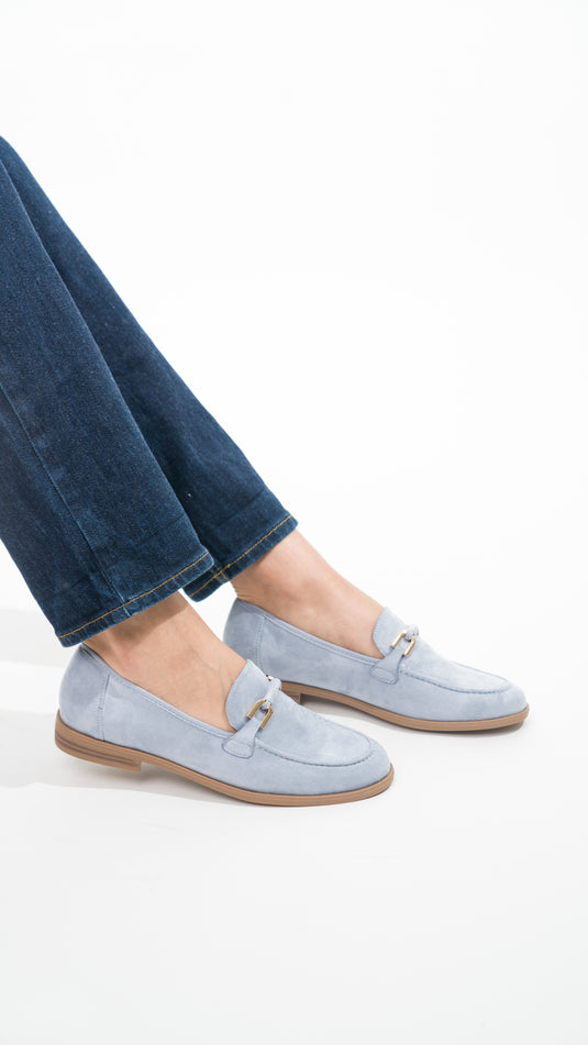 Mocassin femme en dain bleu de la marque Manuella, élégant et confortable, avec finition soignée.