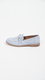 Mocassins femme en dain bleu de la marque Manuella, élégants et confortables, avec une finition soignée.