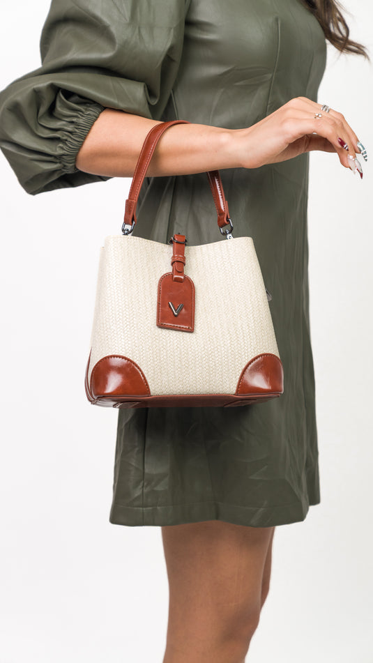 Sac à main blanc pour femme de la marque Manuella, avec détails élégants et design sophistiqué.