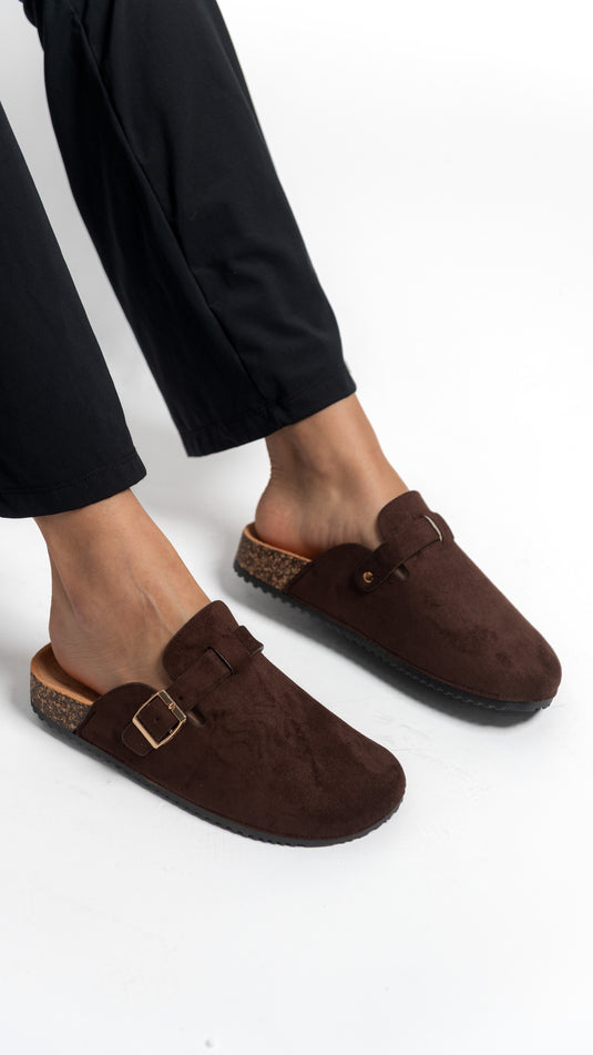 Mules pour femmes de la marque Manuella en cuir café, chaussures élégantes et confortables pour l'été.